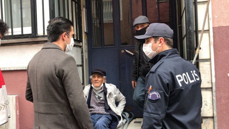 İstanbul’da koltuk değnekleriyle dışarıya çıkan yaşlı adam “pes” dedirtti