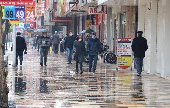 Kahramanmaraş’ta vatandaşlar ne virüs dinledi ne yağmur