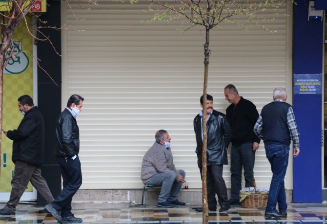 Kahramanmaraş’ta vatandaşlar ne virüs dinledi ne yağmur