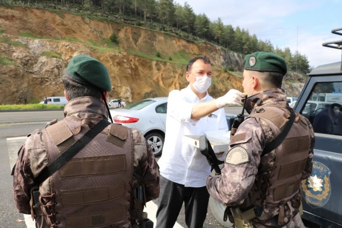 MADO’dan polislere tatlı ikramı