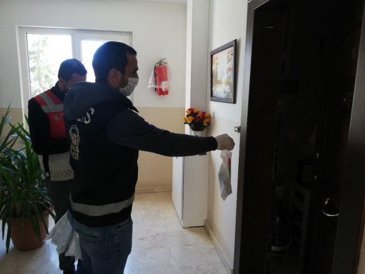 Polis kapı kapı dolaşıp maske ve kolonya dağıttı
