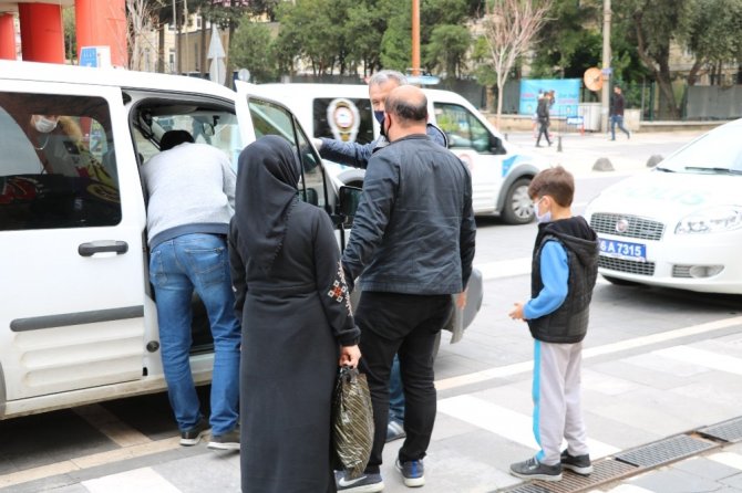 Çocukla çarşıya çıkan aileye ceza yazıldı