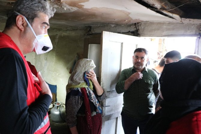 Kahramanmaraş'ta yaşlı kadına Kızılay yardım elini uzattı