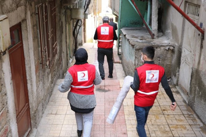 Kahramanmaraş'ta yaşlı kadına Kızılay yardım elini uzattı