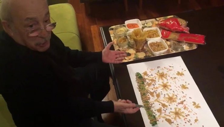 Kurtlar Vadisi’nin Ömer Babası, makarnadan resim yapıyor