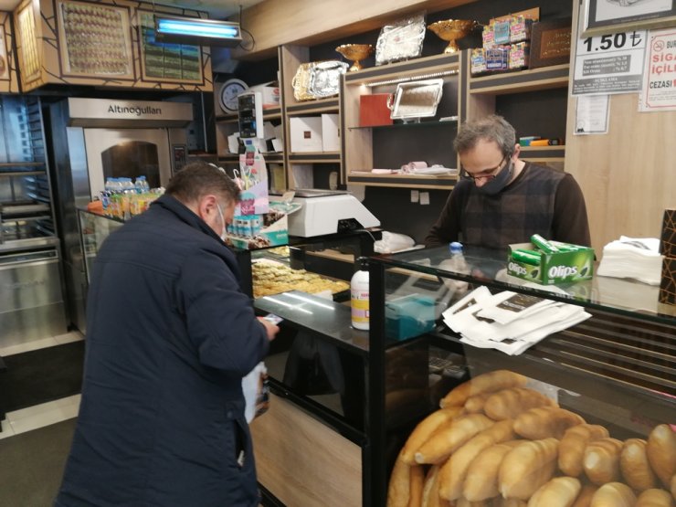 Sokağa çıkma yasağından muaf olanlar işlerine gidiyor