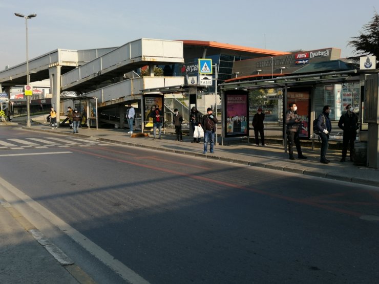 Sokağa çıkma yasağından muaf olanlar işlerine gidiyor