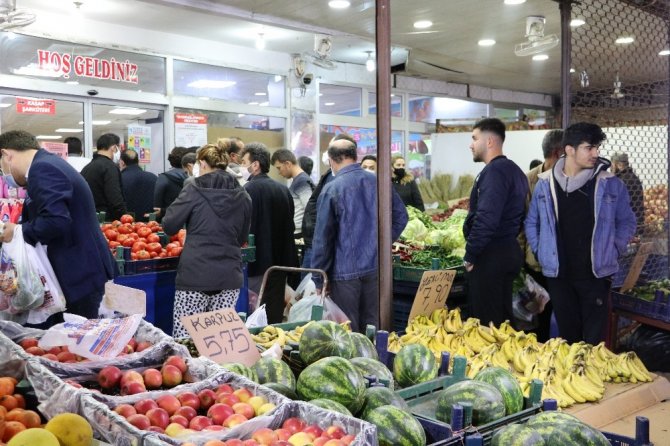 Sokağa çıkma yasağını duyanlar fırın ve marketlere koştu