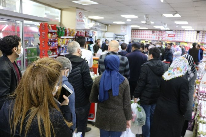 Sokağa çıkma yasağını duyanlar fırın ve marketlere koştu