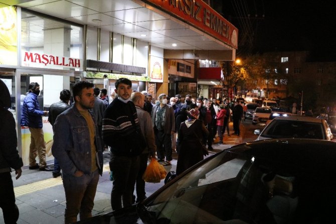 Sokağa çıkma yasağını duyanlar fırın ve marketlere koştu