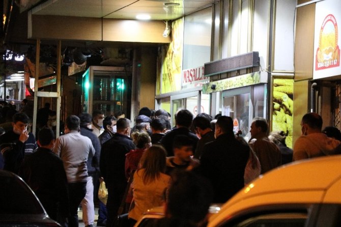 Sokağa çıkma yasağını duyanlar fırın ve marketlere koştu