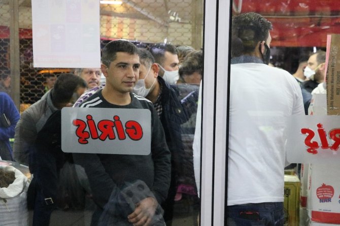 Sokağa çıkma yasağını duyanlar fırın ve marketlere koştu