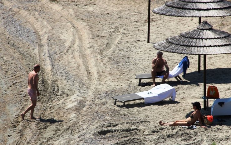 Sokağa çıkmadılar ama denize girdiler