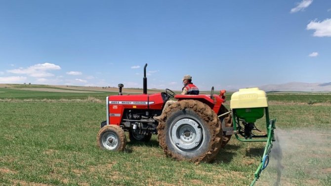 Kahramanmaraş'ta Jandarma çiftinin tarlasını gübreledi