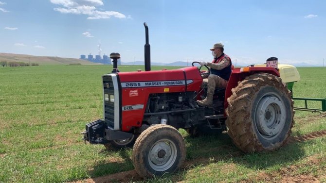 Kahramanmaraş'ta Jandarma çiftinin tarlasını gübreledi