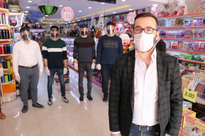 Kahramanmaraş'ta Kırtasiyeciden sağlık çalışanlarına siperli maske