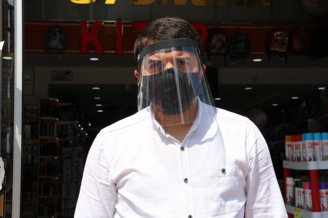 Kahramanmaraş'ta Kırtasiyeciden sağlık çalışanlarına siperli maske