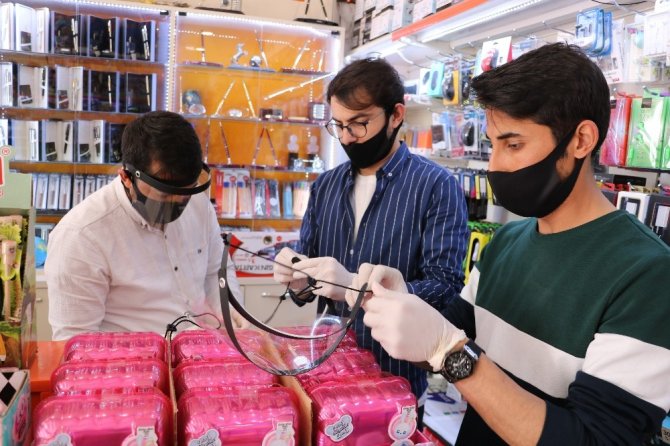 Kahramanmaraş'ta Kırtasiyeciden sağlık çalışanlarına siperli maske