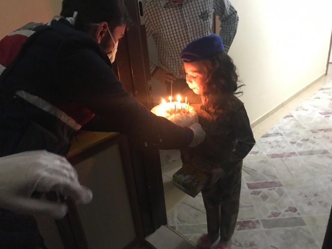 Jandarmadan küçük Elif Su’ya doğum günü sürprizi