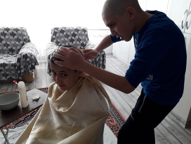 "Evde kal" çağrısına uyan iki kardeş birbirini tıraş etti