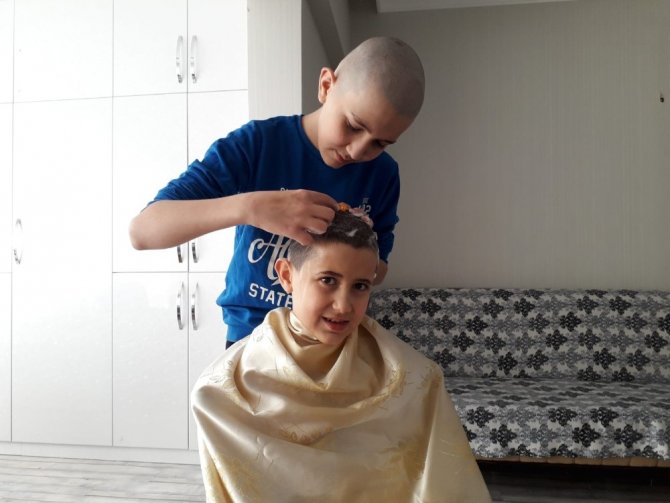 "Evde kal" çağrısına uyan iki kardeş birbirini tıraş etti