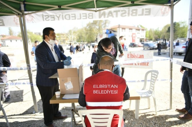 Elbistan Belediyesinden vatandaşlara ücretsiz maske