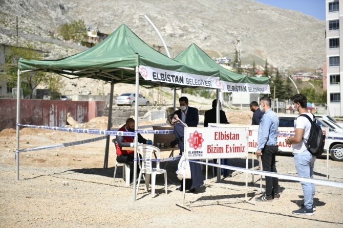 Elbistan Belediyesinden vatandaşlara ücretsiz maske