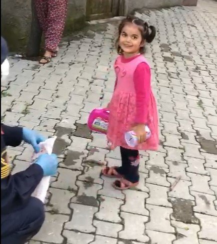 5 yaşındaki Gülsüm, jandarma aracılığıyla kampanyaya destek oldu