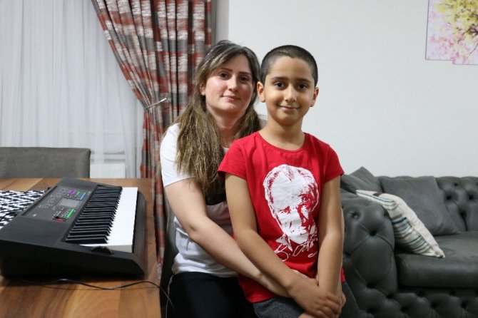 9 yaşında Piyano ile 23 Nisan çocuk marşı çalıyor