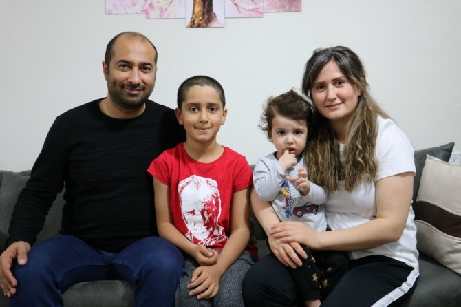 9 yaşında Piyano ile 23 Nisan çocuk marşı çalıyor