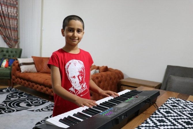 9 yaşında Piyano ile 23 Nisan çocuk marşı çalıyor