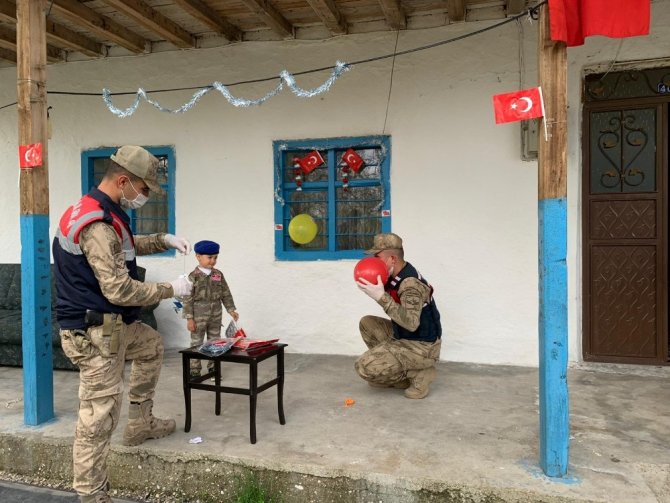 Küçük Muhammet 23 Nisan’ı askeri üniformasıyla kutladı