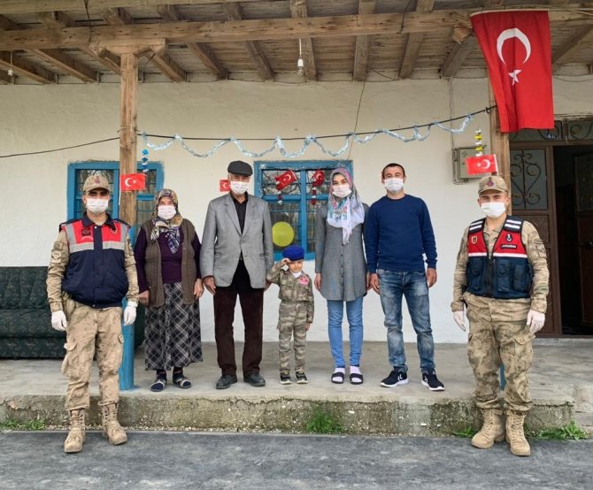 Küçük Muhammet 23 Nisan’ı askeri üniformasıyla kutladı