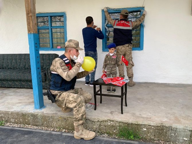 Küçük Muhammet 23 Nisan’ı askeri üniformasıyla kutladı