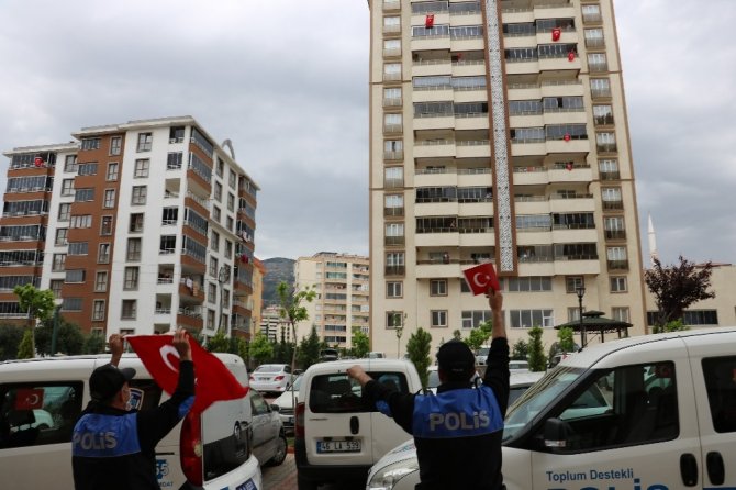 Polisler, balkon ve pencerelerdeki çocukların bayramını kutladı