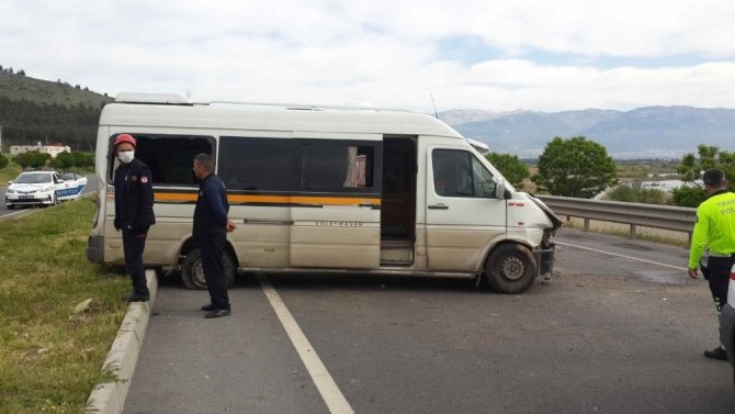 İşçi servisi bariyerlere çarptı: 4 yaralı