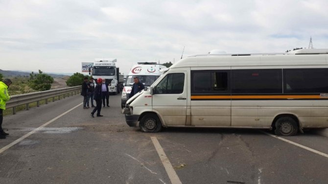 İşçi servisi bariyerlere çarptı: 4 yaralı