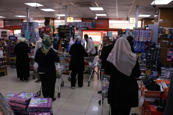 Kahramanmaraş’ta marketlerde Ramazan yoğunluğu