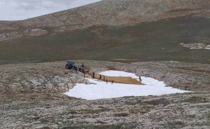 Ağustosa kadar erimeden kar saklamanın yöntemi: "Kürtük"