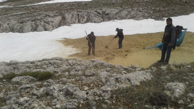 Ağustosa kadar erimeden kar saklamanın yöntemi: "Kürtük"