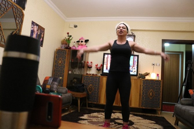 Evde kaldı online sporla zayıfladı