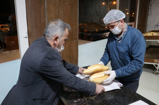 Pazar günü son saatlerde pide kuyruğu oluştu