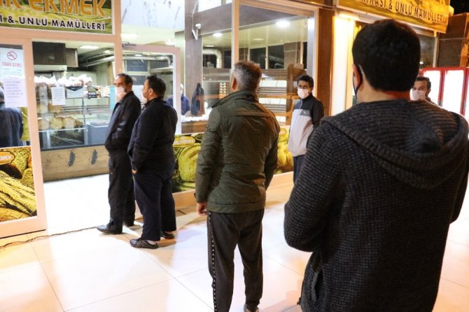 Pazar günü son saatlerde pide kuyruğu oluştu