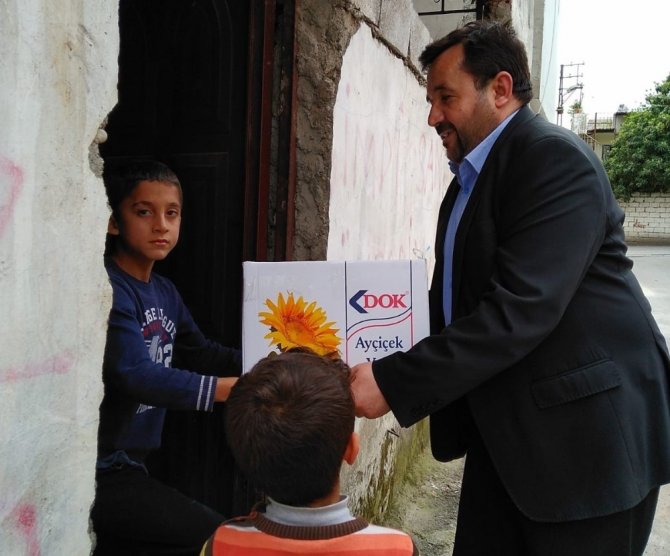 Cami imamı ihtiyaç sahiplerinin yardımına koşuyor