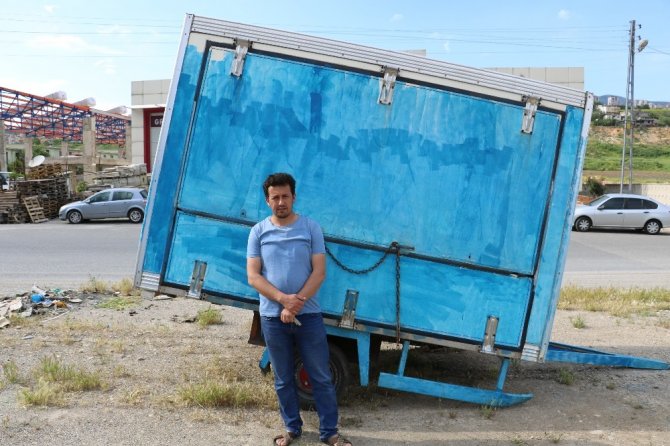 Çay sattığı konteyneri kamyonetle çaldılar