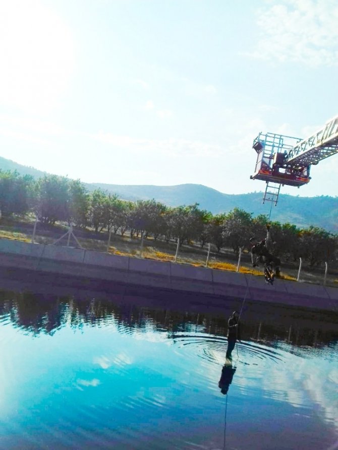 Kahramanmaraş'ta Sulama kanalına düşen otomobilden vinçle kurtarıldı