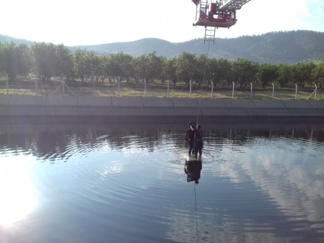 Kahramanmaraş'ta Sulama kanalına düşen otomobilden vinçle kurtarıldı
