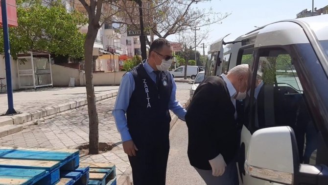 Maaş kartını kaybeden yaşlı adamın yardımına zabıta yetişti