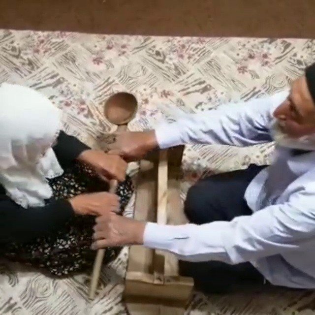 Evde spor yapan yaşlı çiftten "Evde kal, zinde kal" çağrısı