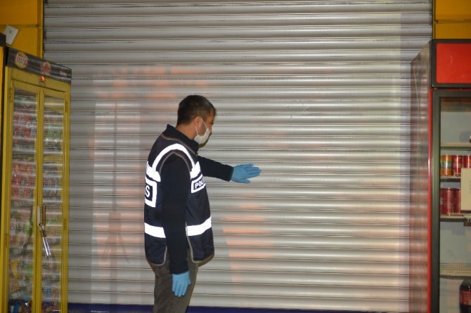 Tekel bayine saklandılar, polis çilingir ile kapıyı açtı